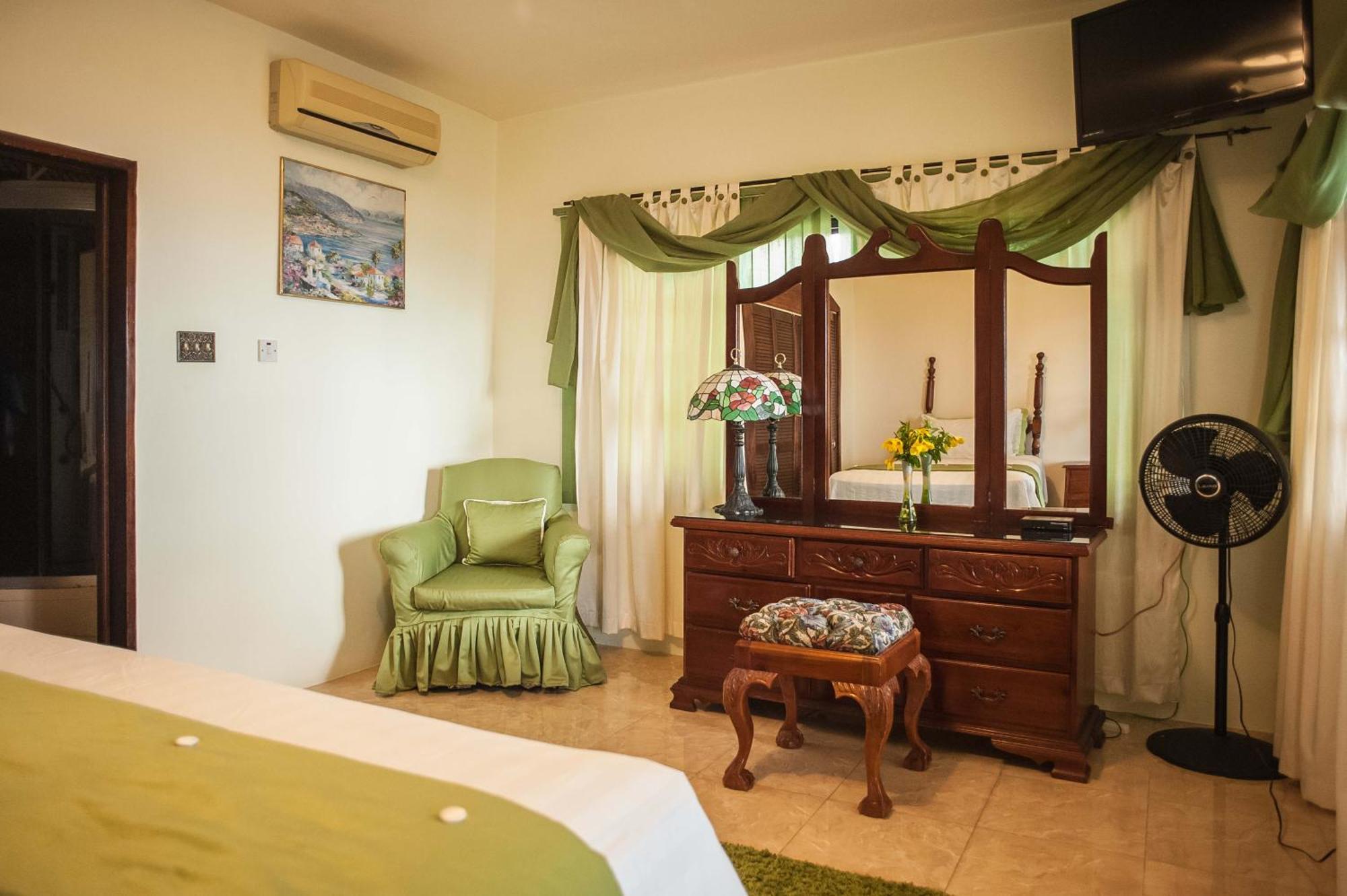 Clarridge View Guesthouse Montego Bay Exterior photo